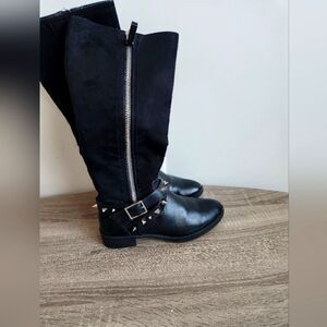 WOMEN'S WINTER SHOES Circus SIZE 7,1/2 BLACK COLOR. with WITH SNAKE AND BUTTON.